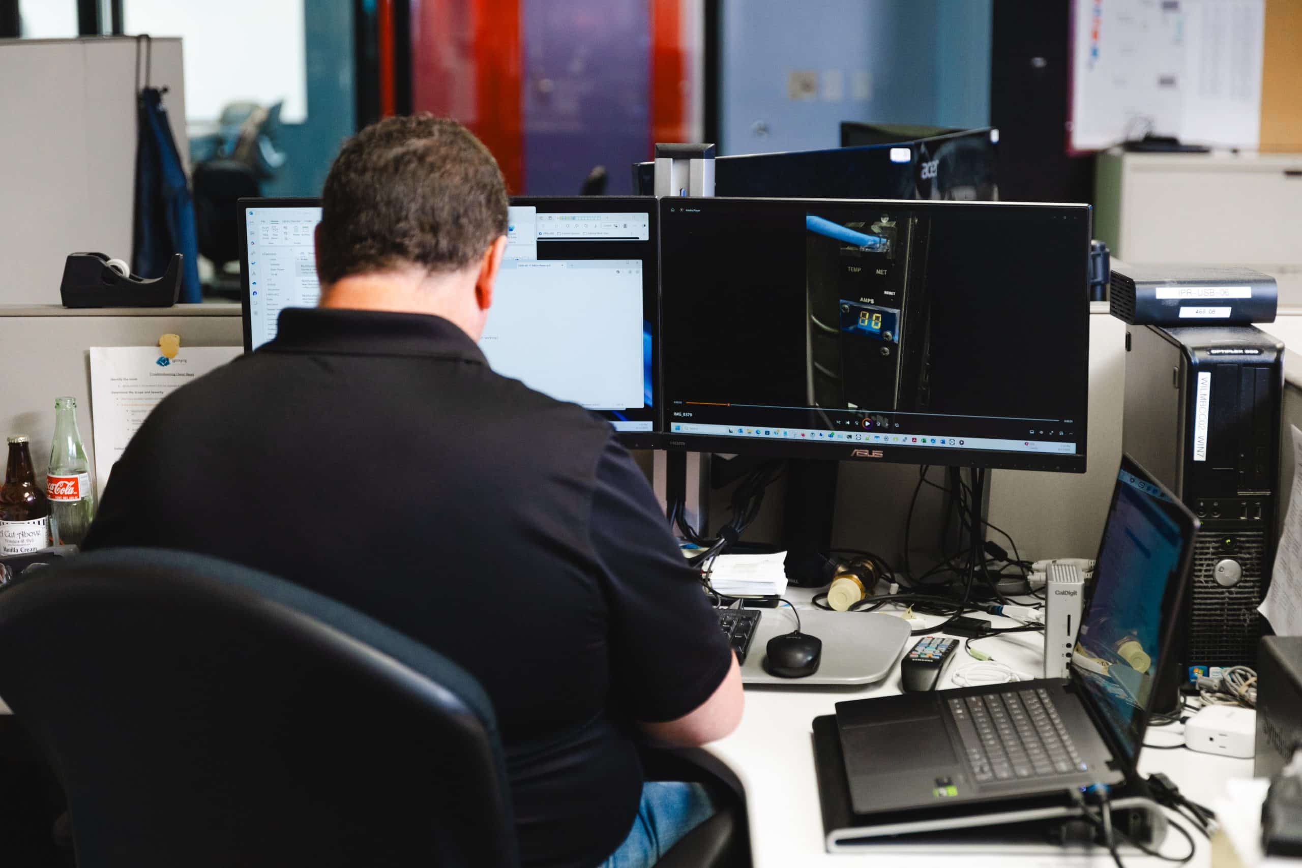 DaSTOR data center experts working at their desk