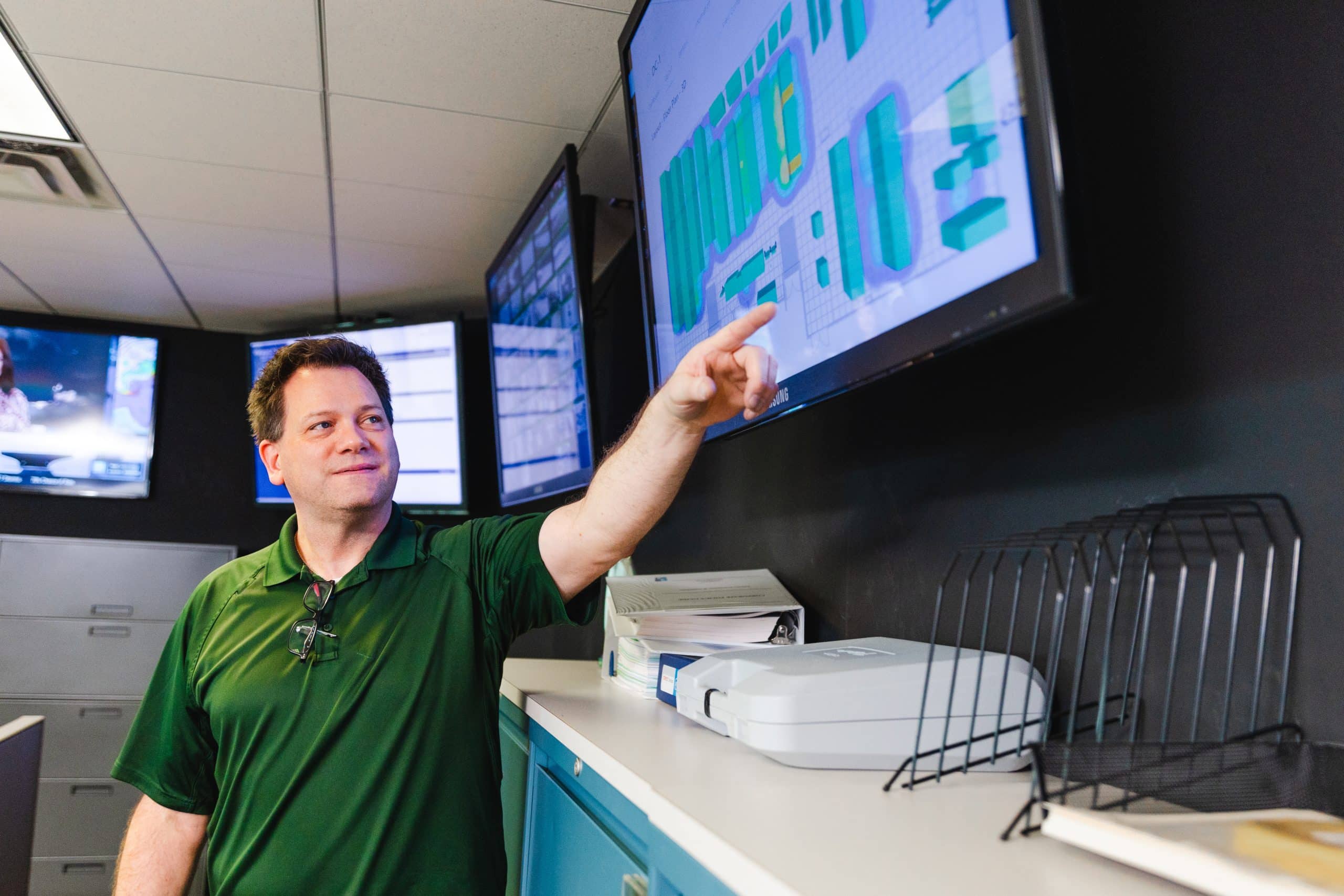 DaSTOR data center engineer pointing to a report on a screen